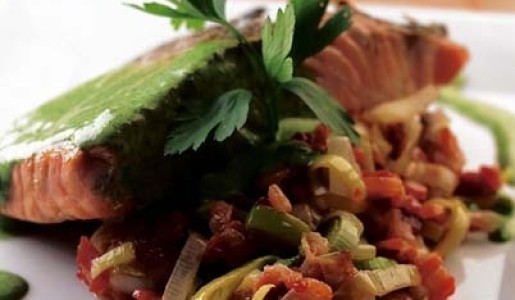 Salmón asado sobre compota de poros y tocino en salsa de perejil