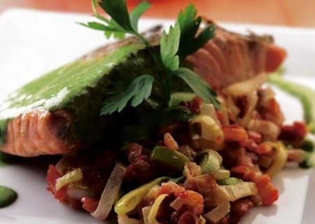 Salmón asado sobre compota de poros y tocino en salsa de perejil