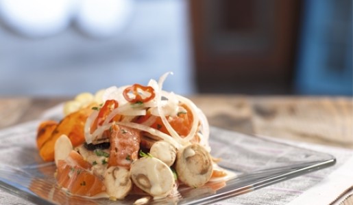 Cebiche de salmón con champiñones