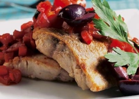 Pescado en salsa de tomate y aceitunas