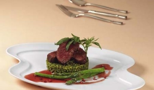 Lomo de alpaca con risotto verde de trigo y salsa de pimienta molle