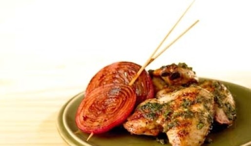 Alitas de pollo al limón y culantro con cebollas en salsa de algarrobina y mostaza