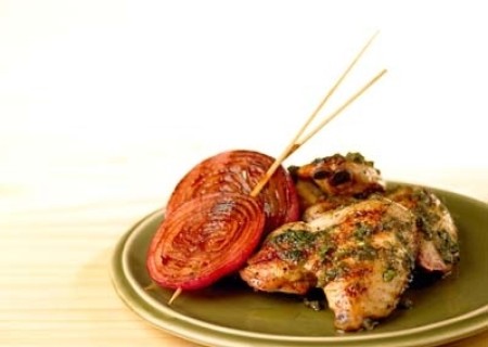 Alitas de pollo al limón y culantro con cebollas en salsa de algarrobina y mostaza