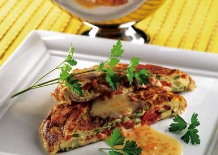 Tortilla de langostinos con fumet reducido