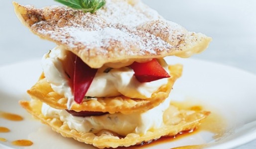 Napoleón de masa wantán y ciruelas