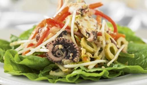 Ensalada de pulpo oriental con aceitunas verdes