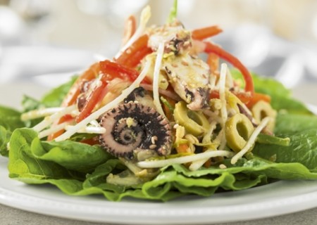 Ensalada de pulpo oriental con aceitunas verdes