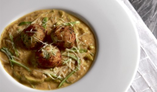 Ají de caiguas con bolitas de queso y papa