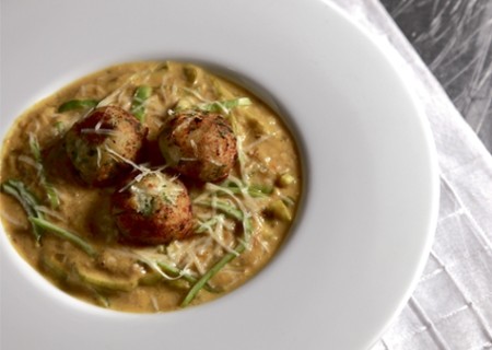 Ají de caiguas con bolitas de queso y papa