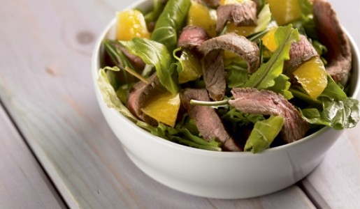 Ensalada de hojas, naranja y roastbeef