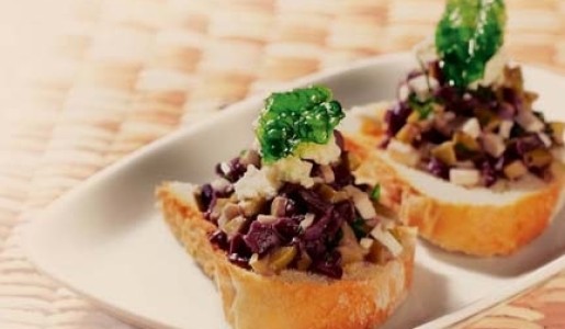 Tapenade de aceitunas sobre pan campesino