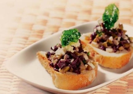 Tapenade de aceitunas sobre pan campesino