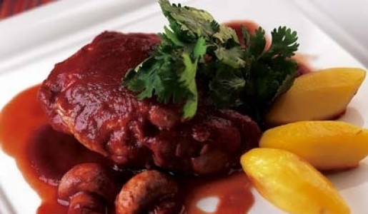 Pollo a la cazadora acompañado de papas olivette