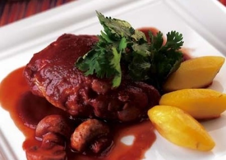 Pollo a la cazadora acompañado de papas olivette