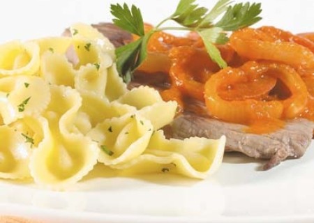 Bistec entomatado con fideos corbatita