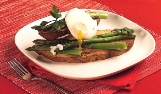 Espárragos a la parrilla sobre pan campesino