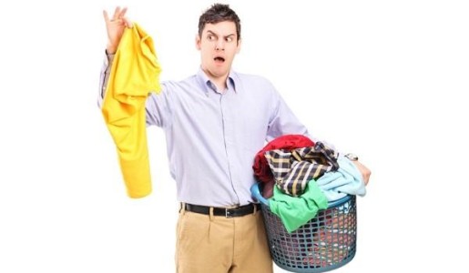 Cómo eliminar el olor a gasolina de la ropa