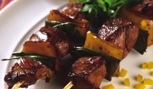 Brochetas de pollo y verduras a la oriental