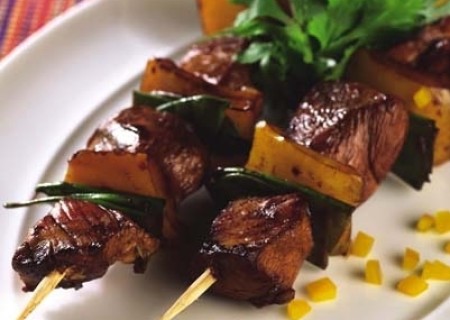Brochetas de pollo y verduras a la oriental