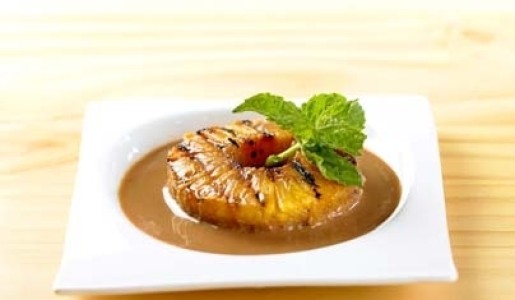 Chocolate con piña marinada en anís