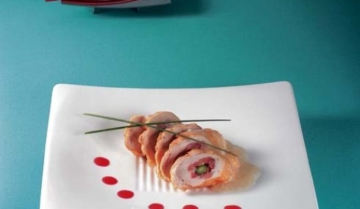 Enrollado de pollo con salchicha china y espárragos