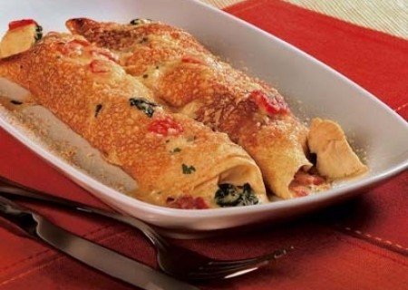 Crepes de salsa blanca con pollo y acelga