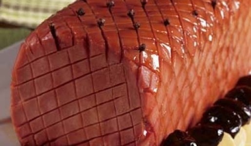 Jamón glaseado con yacón y guindones