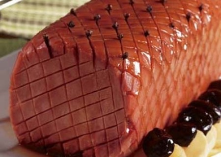 Jamón glaseado con yacón y guindones