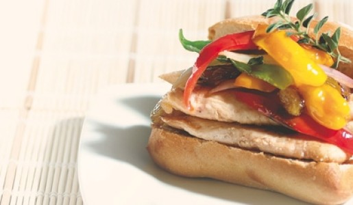 Sándwich de pollo con pimientos y orégano
