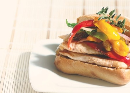 Sándwich de pollo con pimientos y orégano