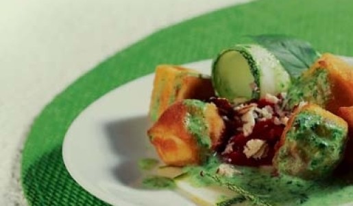 Queso crocante con verduras al pesto