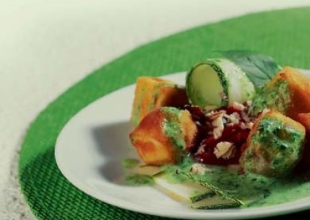 Queso crocante con verduras al pesto