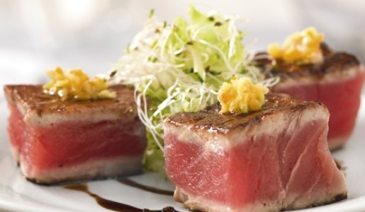 Tataki de bonito en costra de canela y salsa de chancaca