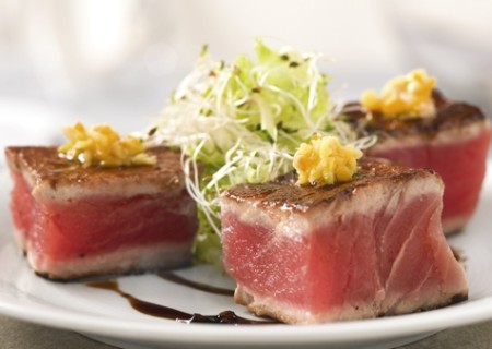 Tataki de bonito en costra de canela y salsa de chancaca