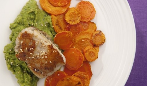 Pescado con puré de alverjas y ajonjolí