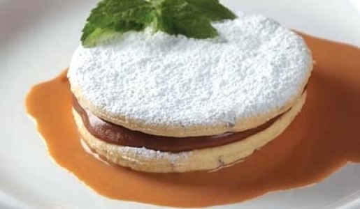 Alfajor de anís con manjar de chirimoya
