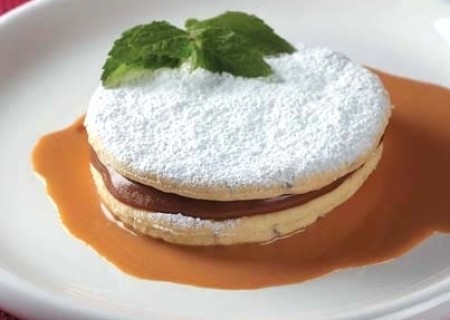 Alfajor de anís con manjar de chirimoya