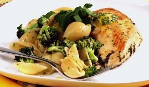 Pollo y pasta en mantequilla de perejil