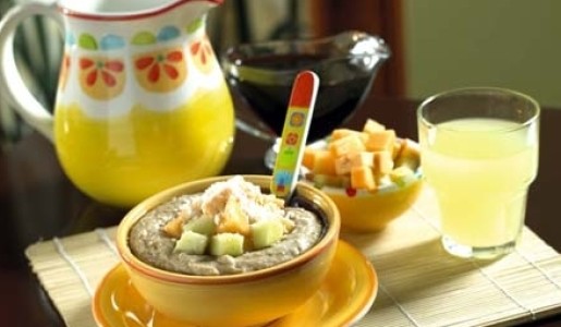Avena y frutas frescas