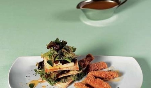 Torre de ensalada crocante con queso andino