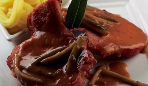 Chuleta de cerdo en salsa charcutera