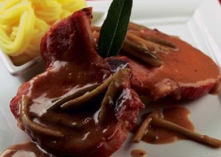 Chuleta de cerdo en salsa charcutera