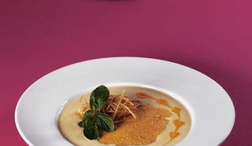 Crème brûlée de apio y poro con culis de ají amarillo