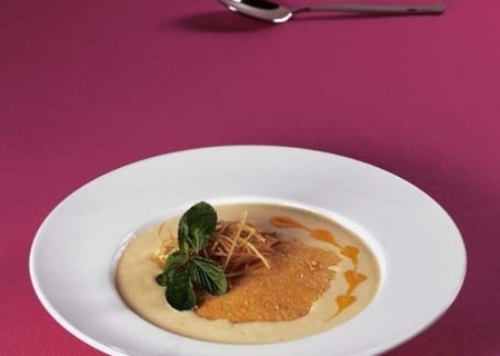 Crème brûlée de apio y poro con culis de ají amarillo