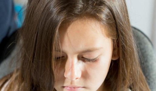 Cómo distinguir las liendres de la caspa