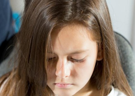 Cómo distinguir las liendres de la caspa