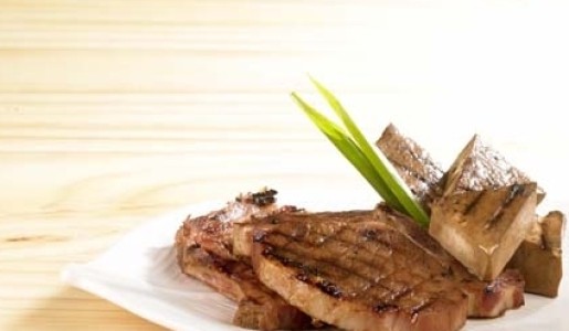 Chuletas de cerdo estilo oriental con tofu emparrillado