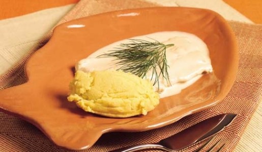 Pescado al vino blanco y papas trituradas