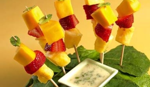 Brochetas de frutas con salsa de melón y menta