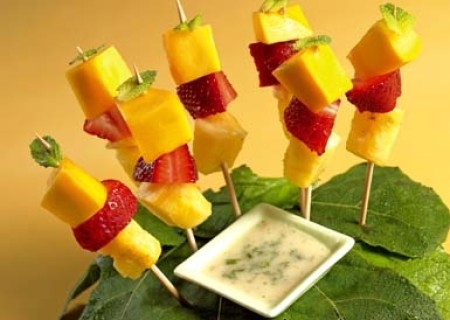 Brochetas de frutas con salsa de melón y menta